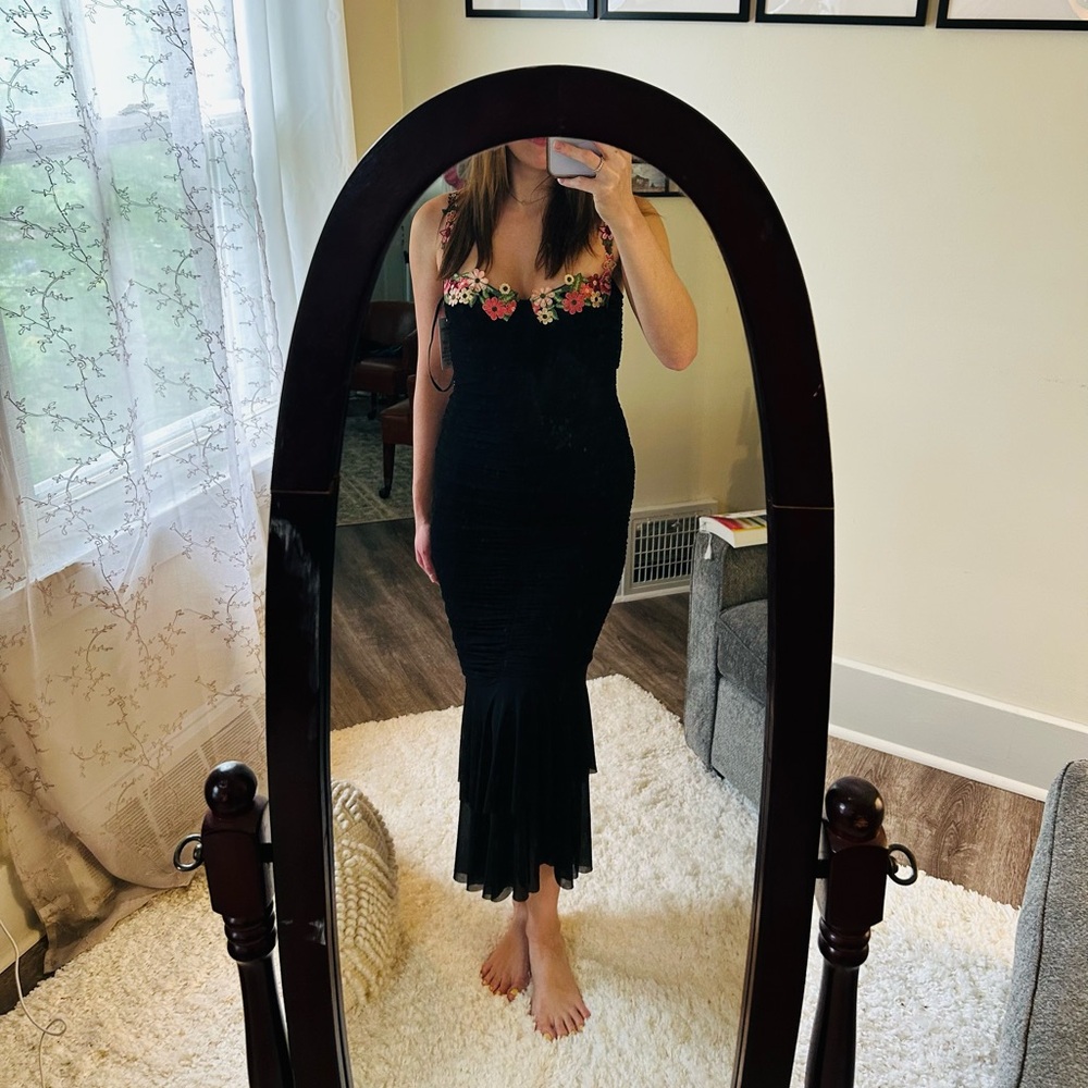 Flower chains black fitted dress